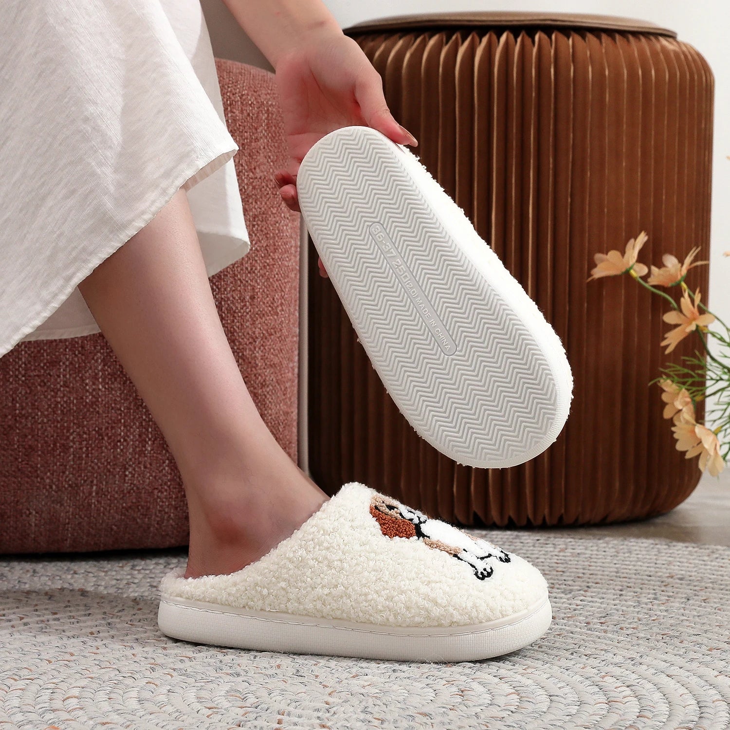 A Pair of Black Halloween Horror Mask Skull Pattern Embroider Plush Home Thick-Soled Comfortable Fur Slippers ..